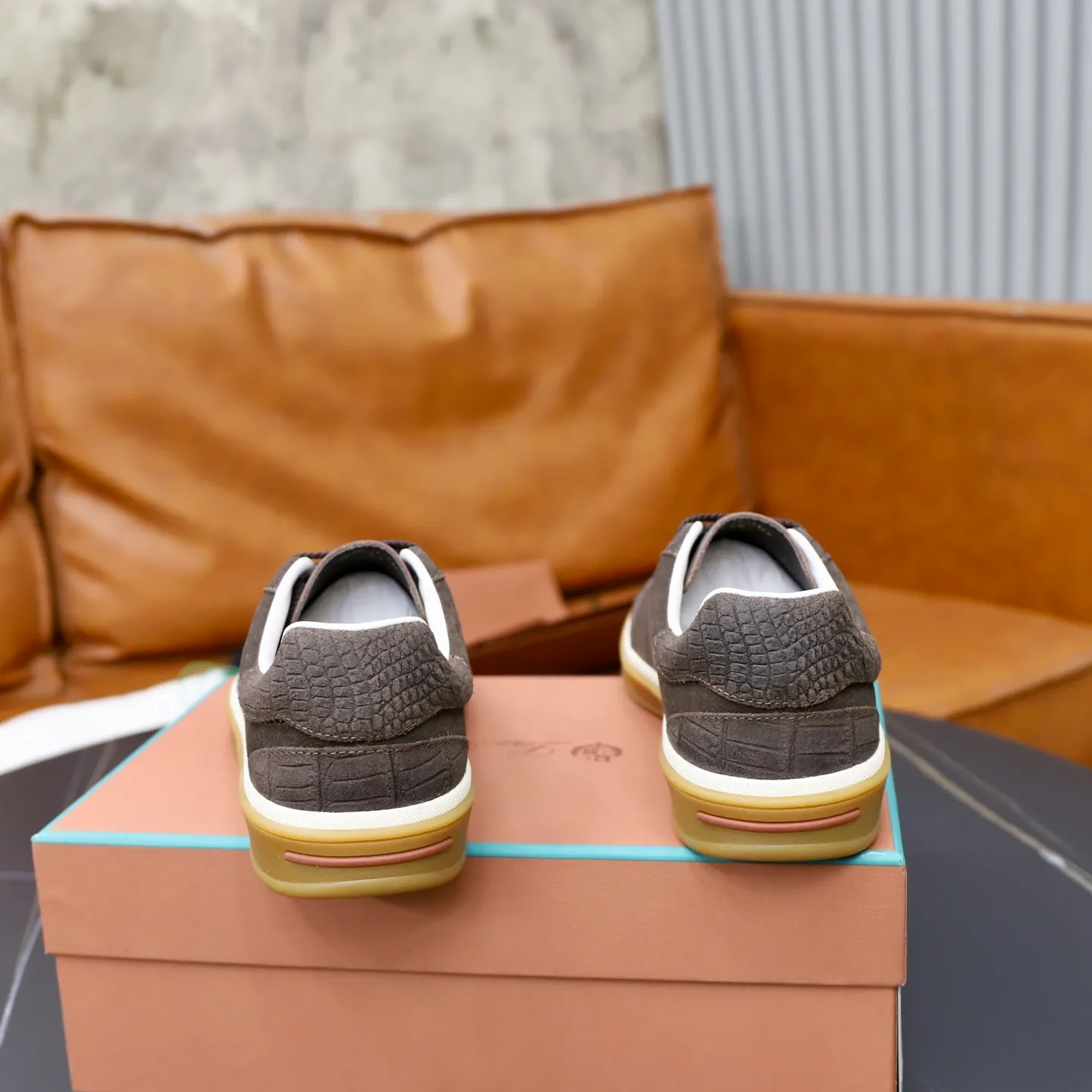 Ex-factory price: 560💰Loro Piana Tennis Walk men’s moral training sneakers! These new textured leather tennis shoes feature an ultra-low-top design for year-round wear and are water-resistant. The wrapped sole creates an effortlessly attractive color combination that harmoniously blends functionality with understated style. The ideal footwear option for urban dressing. The heel is decorated with a soft calfskin tongue with Kummel color inserts and an embossed LP logo. Cotton shoelaces. Material: Upper: Gray woven stitching with cowhide accents! Sole: Rubber lining: Cow leather original rubber sole, excellent foot comfort, complete package! Size: 38-39-40-41-42-43-44 leather shoe size (4546 can be customized)
